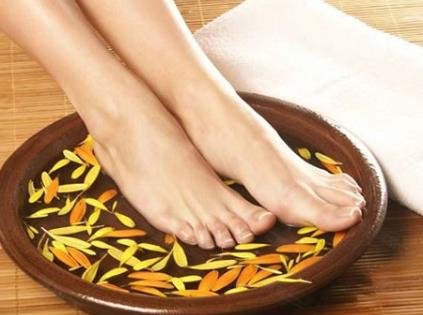 用艾葉泡腳有什么好處？艾葉泡腳的功效與作用