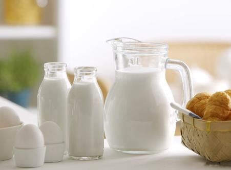 寶寶喂養(yǎng)誤區(qū):鮮奶比配方奶粉好