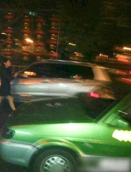 成都猛女鬧市區(qū)強奸過路男人，路邊野戰(zhàn)完事后提上褲子瀟灑離開