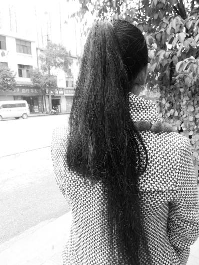 女子看元宵燈展被人偷剪長發，70厘米頭發少了大半截(圖)