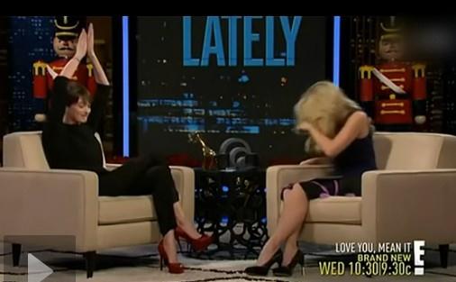 海瑟薇脫口秀節(jié)目自曝與“007”隔空對(duì)罵，網(wǎng)友大評(píng)“二姑娘”