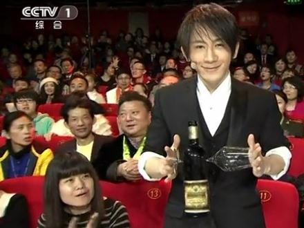 蛇年春晚劉謙魔術揭秘，酒杯是如何穿透紅酒玻璃瓶的？劉謙周圍都是托羅生門找力宏在情理中