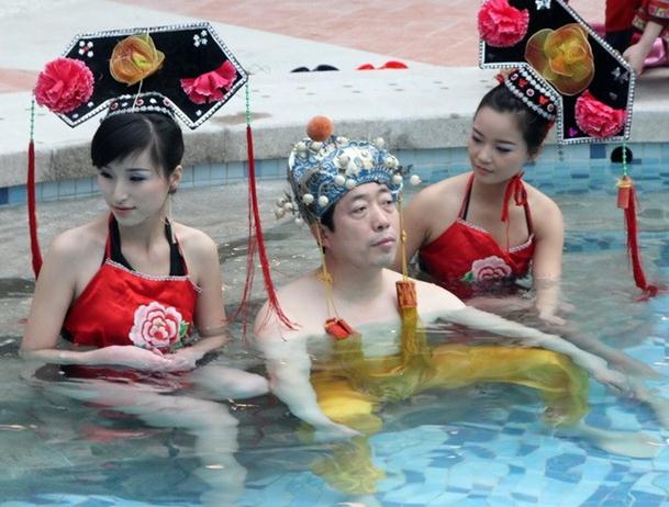 河南一溫泉會(huì)所開(kāi)業(yè)，山西男子花十萬(wàn)元享受“帝王頭湯”