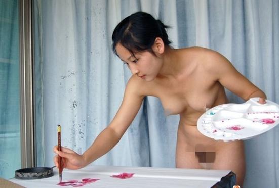 才女雅芬全裸作畫全過程，用胸部伏地畫畫疑炒作(圖)，網(wǎng)爆才女雅芬作畫全過程，脫了畫能畫好點？色情還是藝術(shù)