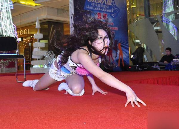 奇葩靚女子豹紋內衣外露，披頭散發(fā)跪地狂演“獅子舞”(組圖)