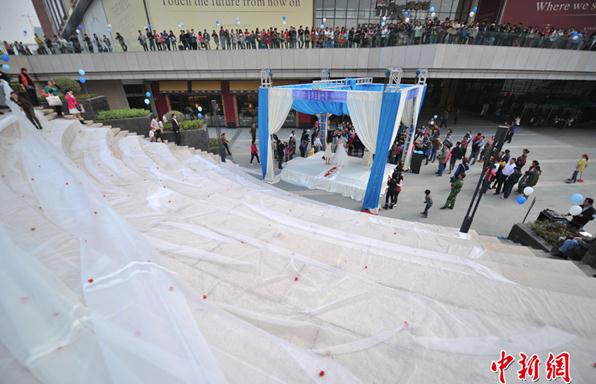 廣西南寧新娘穿520米長婚紗出嫁，代表我愛你，百人托舉裙擺