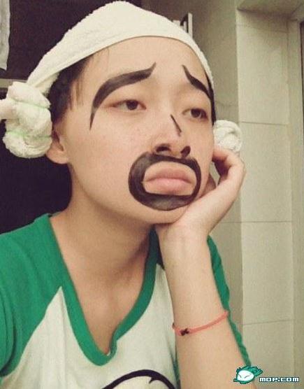 鬼臉妹子微博曬鬼臉犯二組圖走紅，早就說過不能放我一個人在宿舍