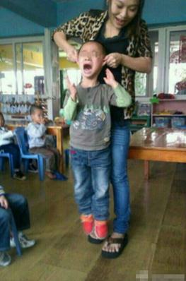 變態90后女教師揪幼童雙耳離地20厘米，網友人肉搜索出女教師多張虐童照