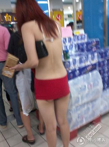 碉堡了！武漢紅鋼城超市暴露裸女露臀裝頻出沒，又換新戰衣