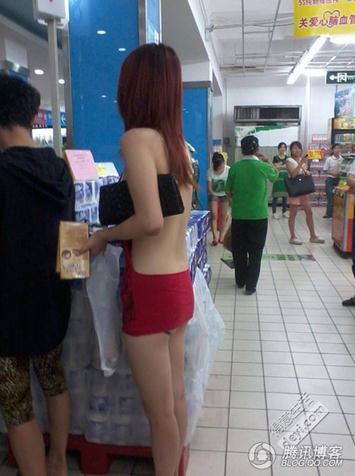 碉堡了！武漢紅鋼城超市暴露裸女露臀裝頻出沒，又換新戰衣
