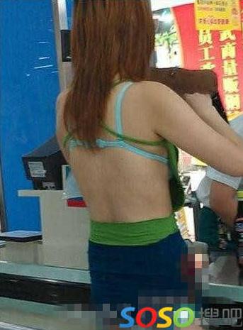 碉堡了！武漢紅鋼城超市暴露裸女露臀裝頻出沒，又換新戰衣