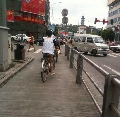 沒有穿褲子的女人:哎!閨女沒穿褲子就騎自行車上街了