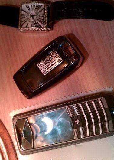 微博現(xiàn)火辣美女炫富炫干爹-爆乳腦殘坑爹女稱王力宏表哥圖