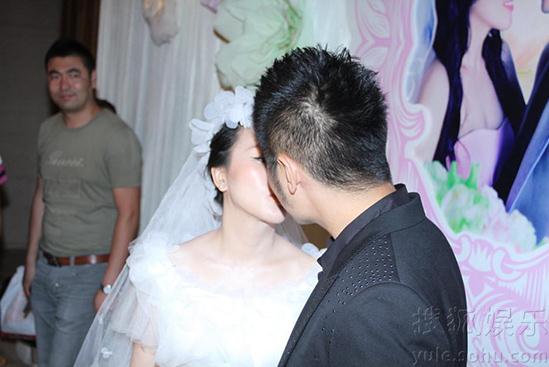 潘長(zhǎng)江女兒潘陽(yáng)今日大婚-與高富帥新郎石磊相親結(jié)識(shí)