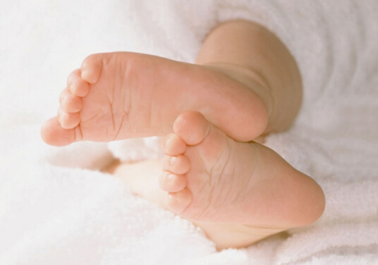 腳底脫皮是怎么回事？腳底脫皮用什么藥？