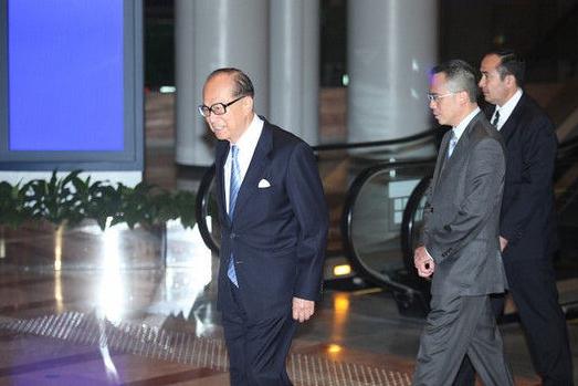 李嘉誠出席郭晶晶霍啟剛婚禮5分鐘退場,港媒稱已很給面子