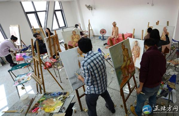 成都84歲老漢當裸模爆紅網絡，老漢當裸模實屬無奈之舉，雖紅了兒子卻與其反目