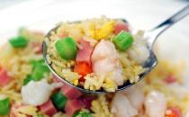 剩米飯?jiān)鯓幼霾藕贸?？剩米飯?jiān)趺闯愿鼱I養(yǎng)