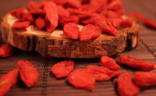 枸杞泡水有什么好處？怎么吃枸杞更好？