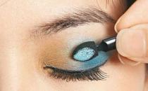 如何打造秋冬冷艷藍色眼影妝容？