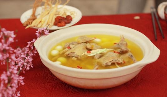 喝雞湯能夠幫助治療感冒！