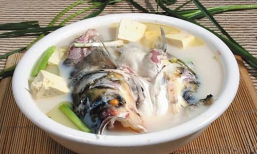 燉魚怎么做好吃？燉魚時加塊豆腐營養翻倍