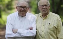 ?奇葩：美國一對養(yǎng)父和養(yǎng)子結(jié)婚了！