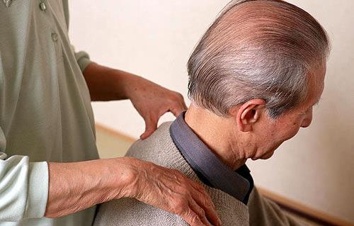 老人如何預防跌倒 經常按摩腿部