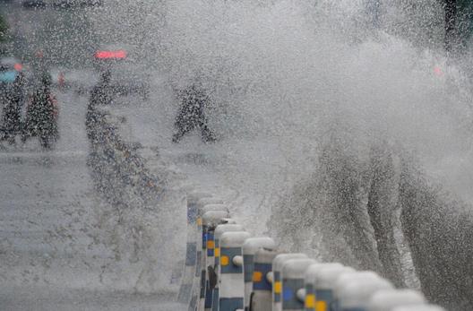 暴雨內澇行人如何保人身安全？下雨天注意事項