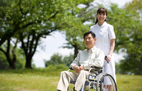 老年人戶外曬太陽避免兩大誤區