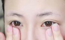 別怪眼霜沒效果 你的方法沒用對