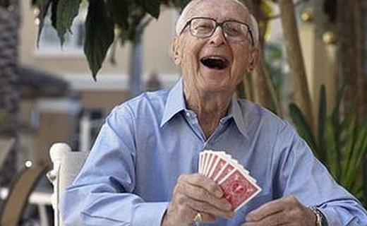 老人打牌消遣 時(shí)間不可超三小時(shí)