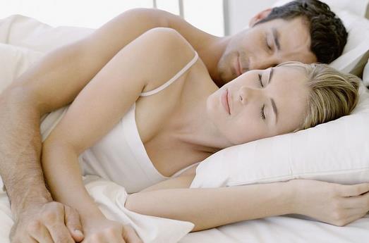 戴胸罩趴著睡 女性6個入睡習(xí)慣傷身