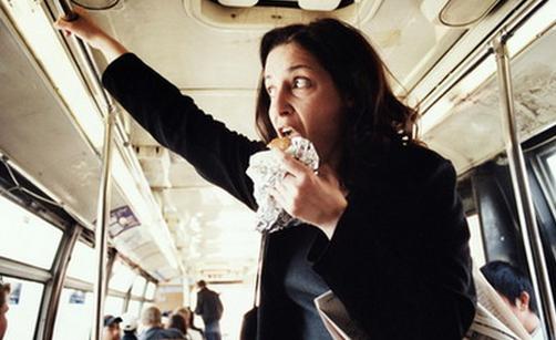 公交車上吃早餐 當心營養不良