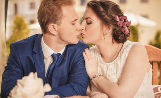 為什么男人喜歡摸女人的胸部？