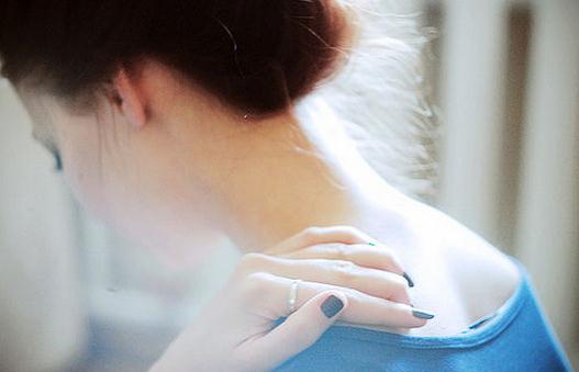 頸部保養(yǎng)有5招：頸部也要去角質(zhì)