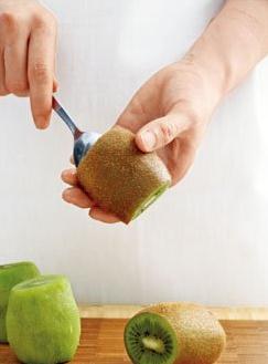 獼猴桃怎么去皮?獼猴桃去皮方法,怎樣給獼猴桃去皮妙招:鋼勺巧去獼猴桃皮