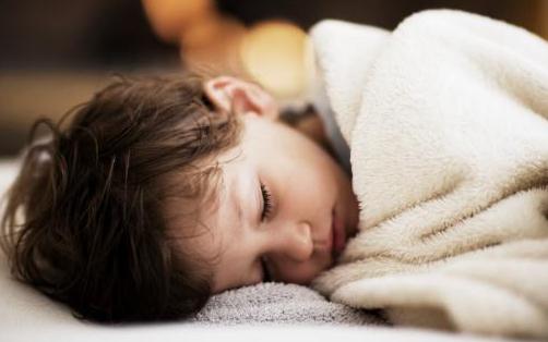 孩子穿衣太厚小心招病！