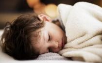 孩子穿衣太厚小心招??！