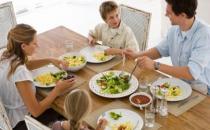 大吃大喝會增加胃部壓力！