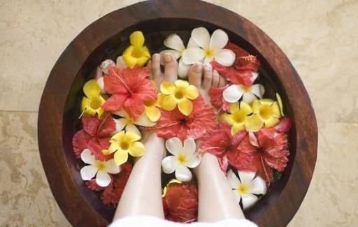 鹽水泡腳竟有意想不到的好處