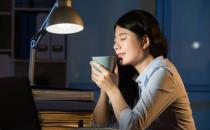 ?長期熬夜會誘發這些疾病！