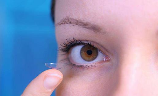 戴隱形眼鏡別隨便吃感冒藥
