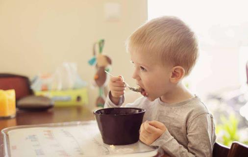 吃飯出汗多是怎么回事