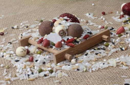 小孩小孩你別饞，過(guò)了臘八就是年 臘八節(jié)吃臘八粥