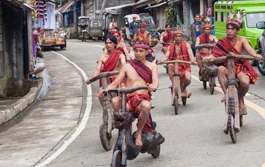 菲律賓一部落的交通工具 造型奇特 剎車完全靠腳