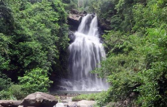 中國(guó)最恐怖的瀑布一泉瀑布 下雨天會(huì)出現(xiàn)新娘身影 還被拍成了電影