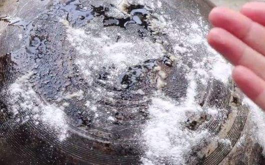 鍋底油膩“黑灰”不清除有壞處 老師傅教1妙招去除