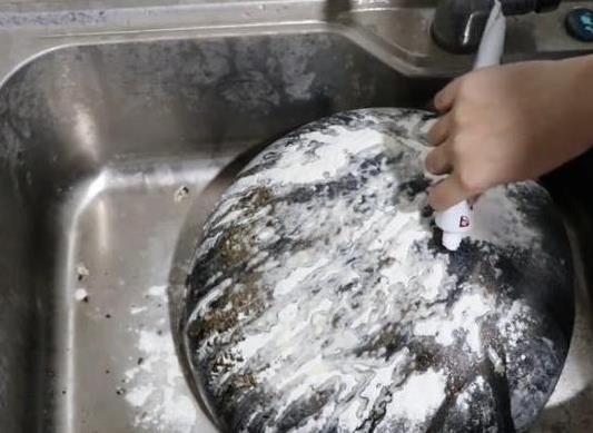 鍋底油膩“黑灰”不清除有壞處 老師傅教1妙招去除