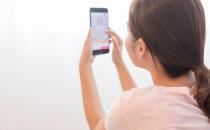 總玩手機脖子痛手指痛 你可能是得了“手機病”